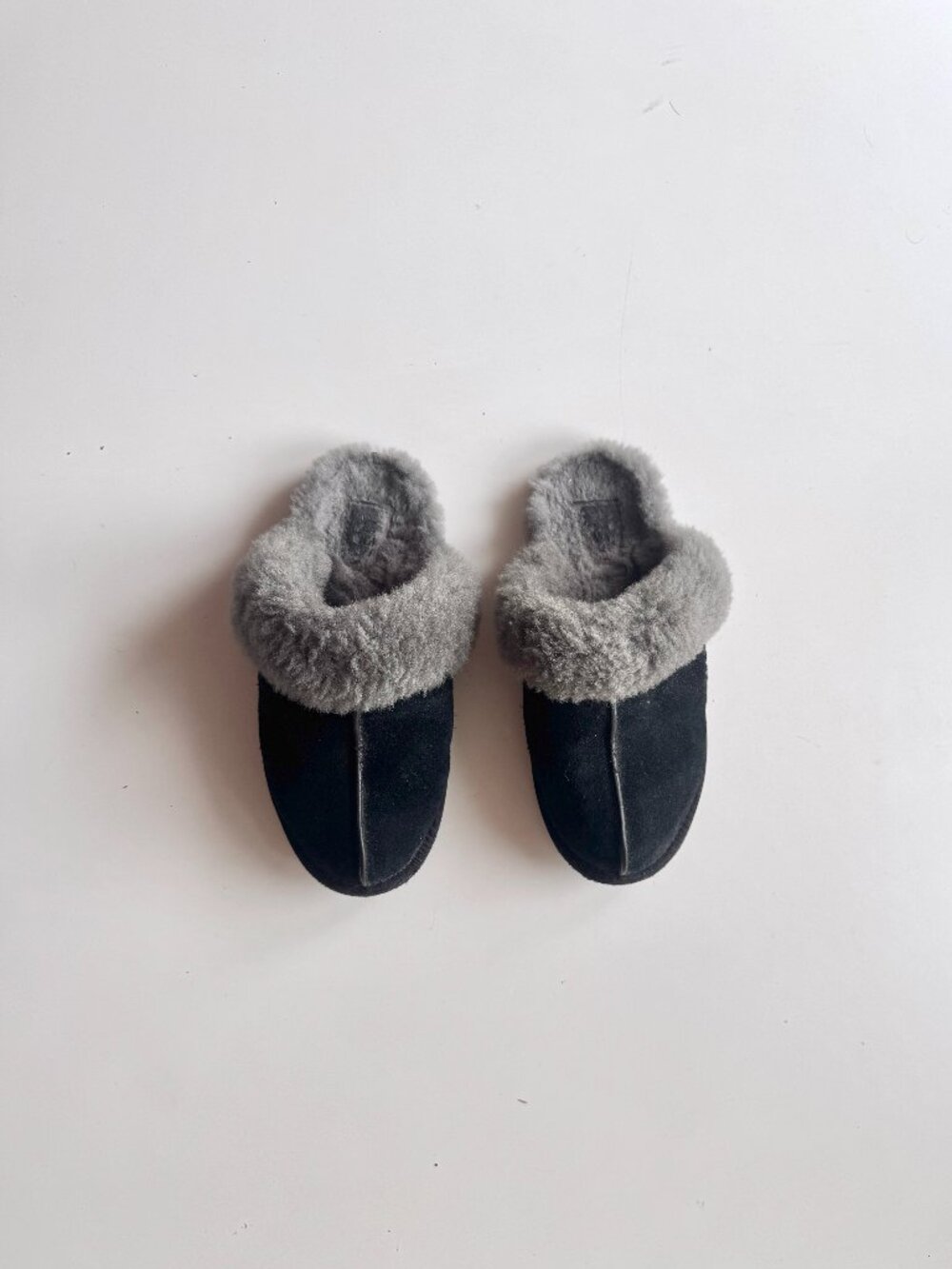 UGG Scuffette II Black Suede Grey Shearling Fur Slip On Slippers Slides, Size 7